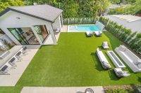 Low-maintenance artificial turf lawn in a Las Vegas home by Corestone
